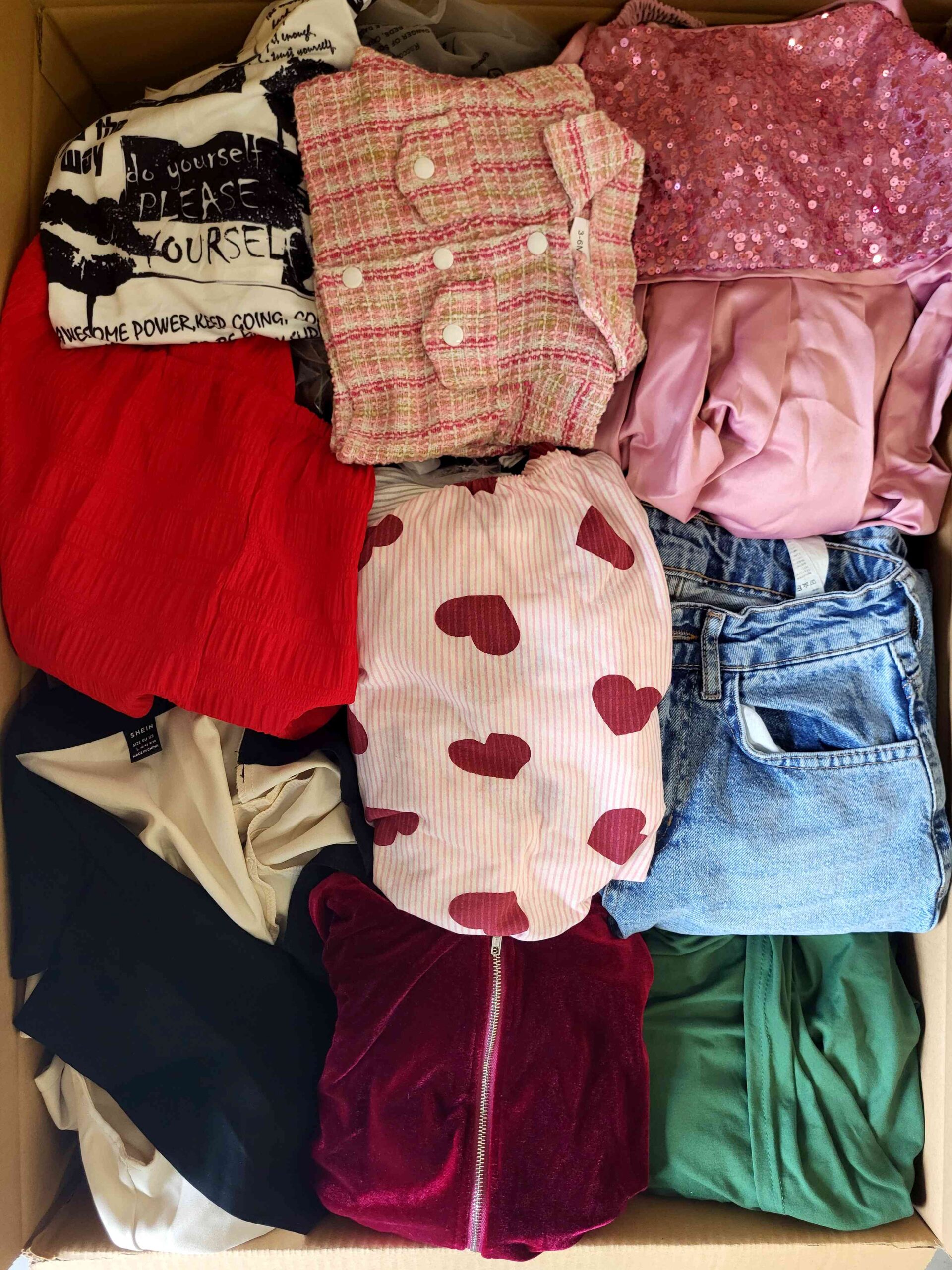 BSN1027 3 The photo shows a package with clothing in the category BSN.