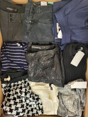 The photo shows a package with clothing in the category U.