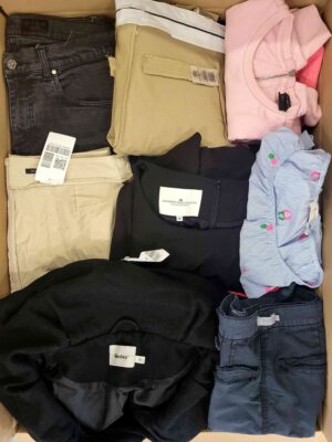 The photo shows a package with clothing in the category U.