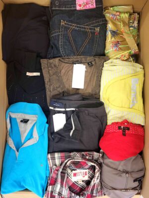 The photo shows a package with clothing in the category U.