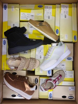 The photo shows a package with footwear in the category SM.