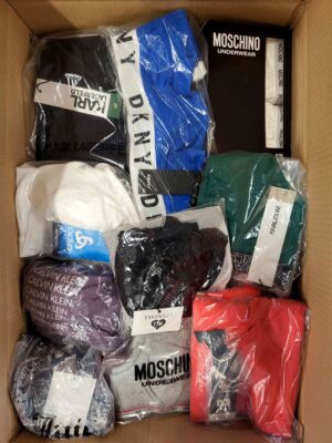 The photo shows a package with clothing in the category AU.
