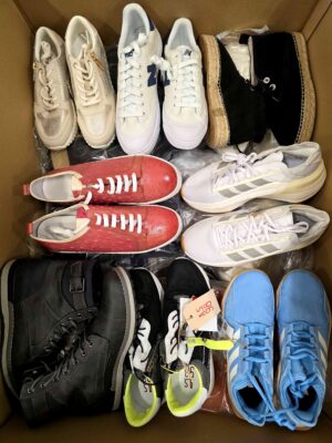 The photo shows a package with footwear in the category BSU.