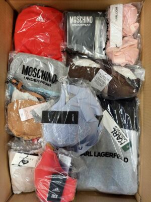 The photo shows a package with clothing in the category AU.