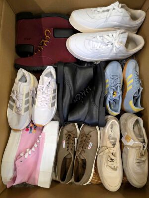 The photo shows a package with footwear in the category BSU.