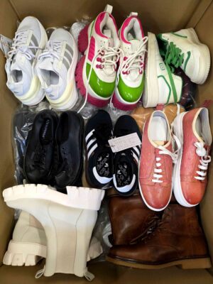 The photo shows a package with footwear in the category BSU.