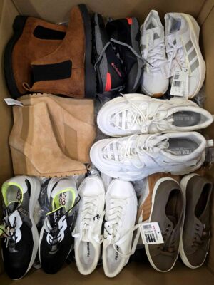 The photo shows a package with footwear in the category BSU.