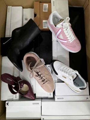 The photo shows a package with footwear in the category BS.