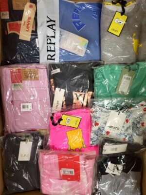 The photo shows a package with clothing in the category K.