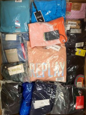 The photo shows a package with clothing in the category K.