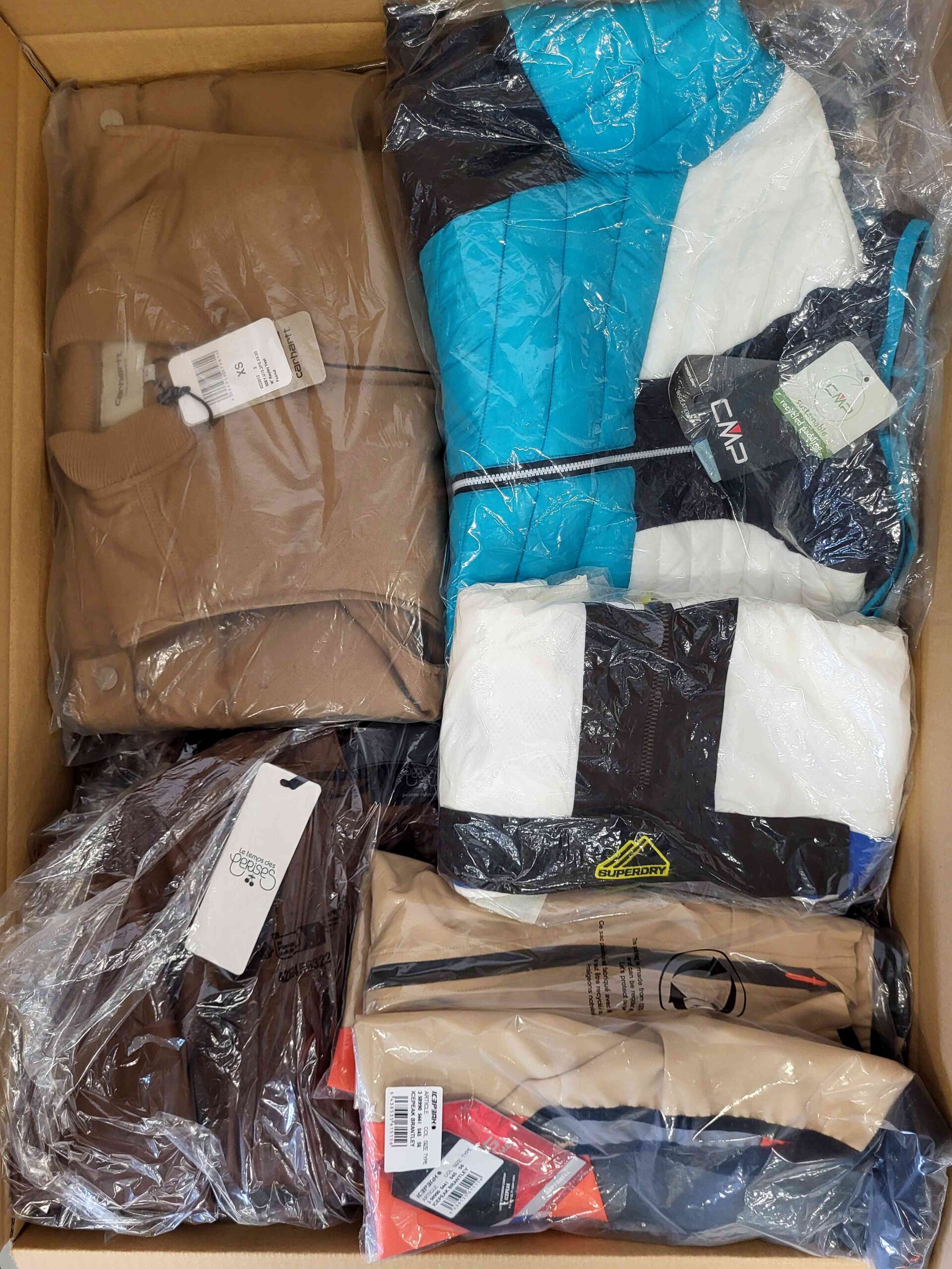 AJS467 3 The photo shows a package with clothing in the category AJS.