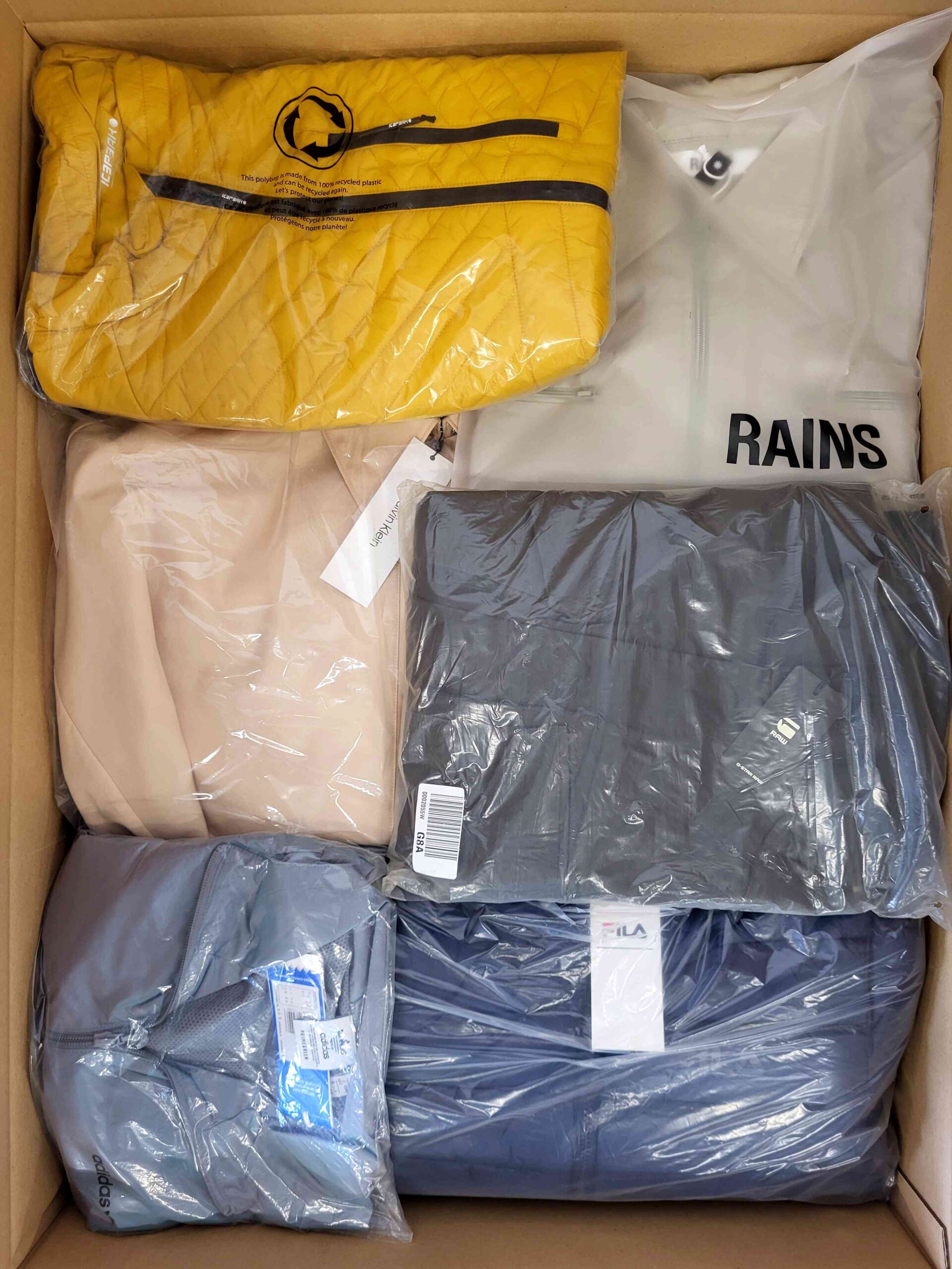 AJS468 3 The photo shows a package with clothing in the category AJS.