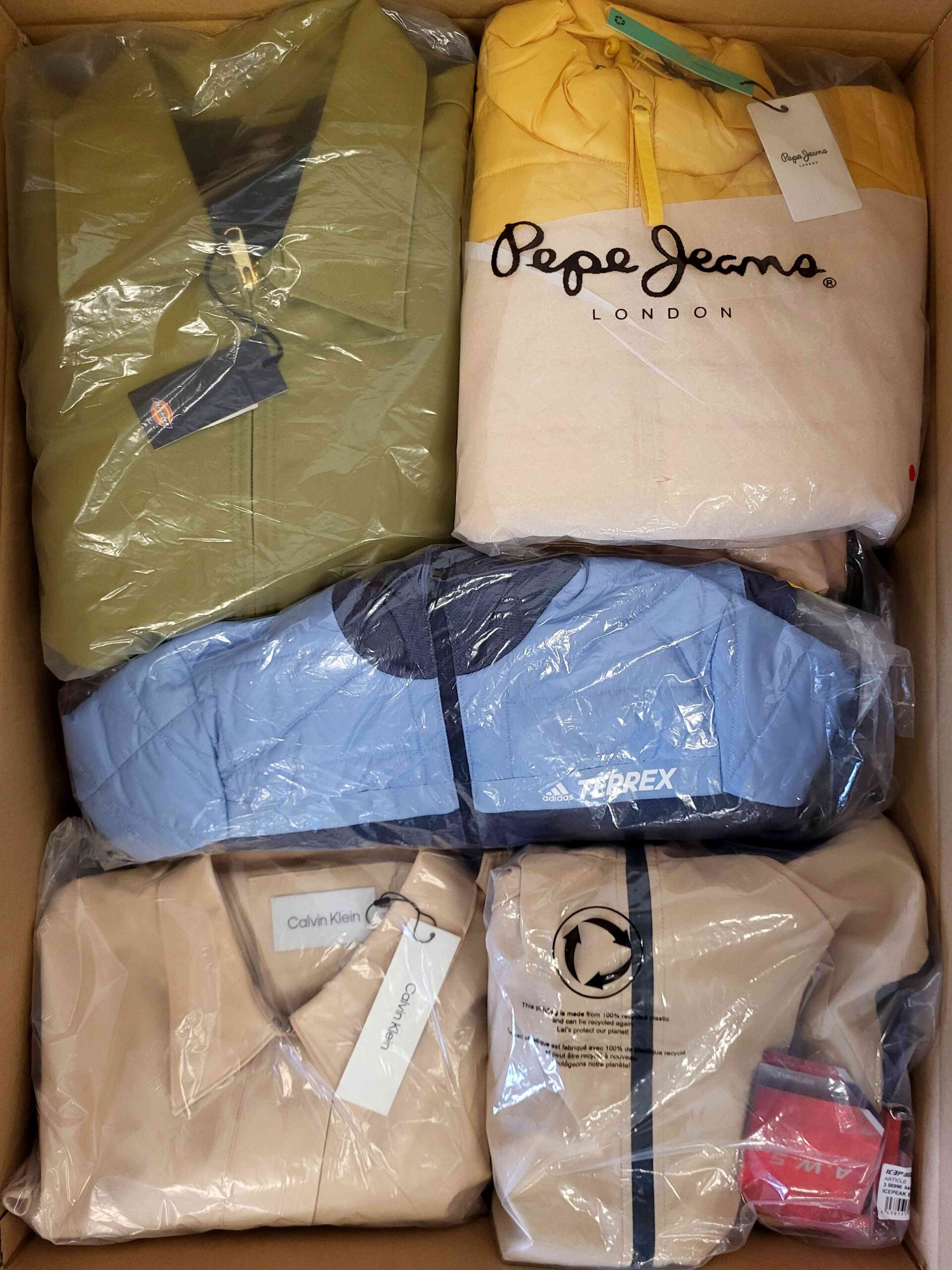 AJS470 3 The photo shows a package with clothing in the category AJS.