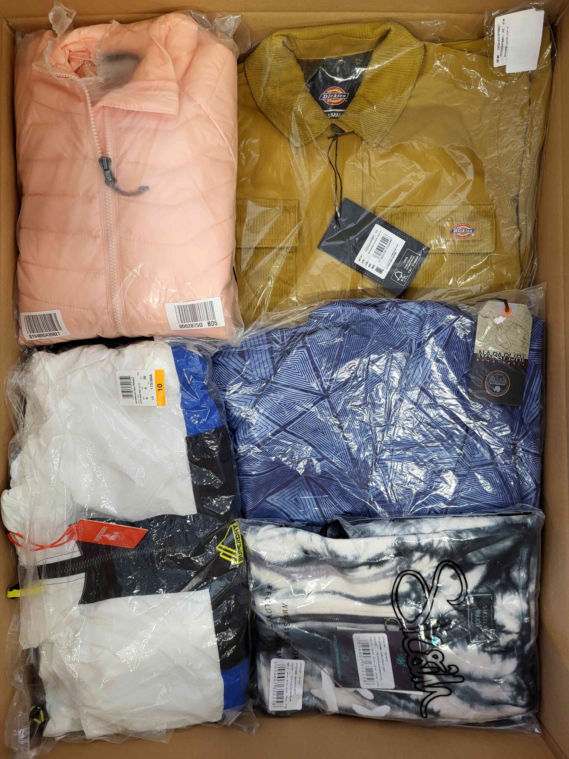 AJS473 3 The photo shows a package with clothing in the category AJS.