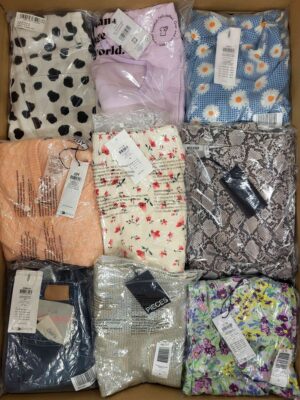 The photo shows a package with clothing in the category AR.