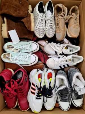 The photo shows a package with footwear in the category SH.