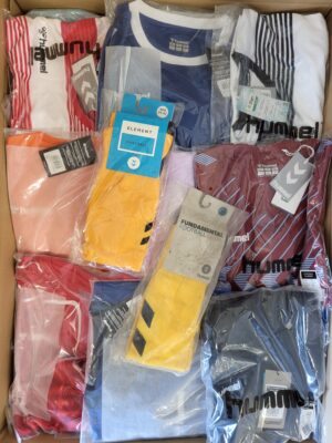 The photo shows a package with clothing in the category H.