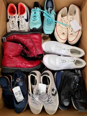 The photo shows a package with footwear in the category SH.