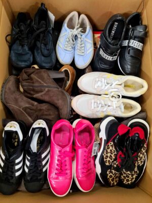 The photo shows a package with footwear in the category SH.