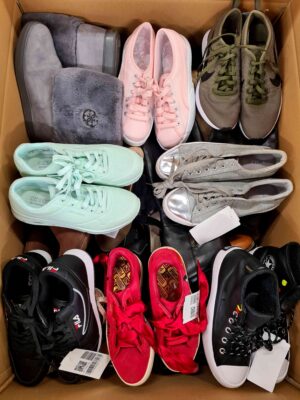 The photo shows a package with footwear in the category SH.