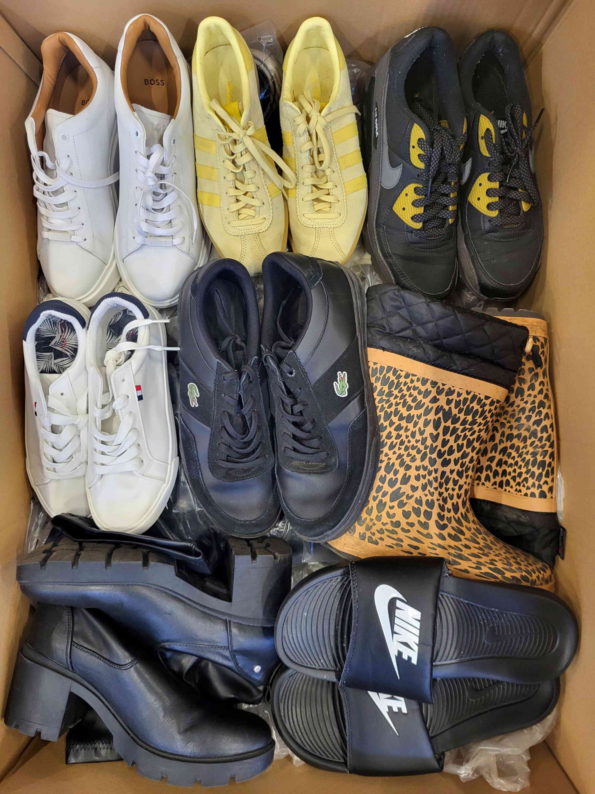 CSU984 3 The photo shows a package with footwear in the category CSU.