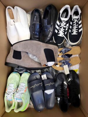 The photo shows a package with footwear in the category CSU.