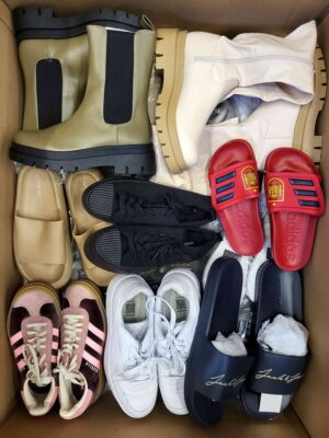 The photo shows a package with footwear in the category CSU.