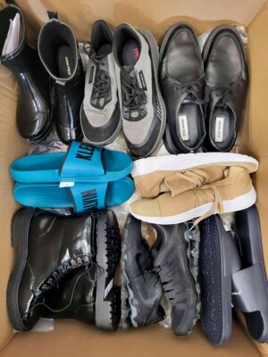 The photo shows a package with footwear in the category CSU.