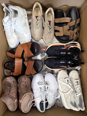 The photo shows a package with footwear in the category CSU.