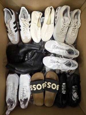 The photo shows a package with footwear in the category CSU.