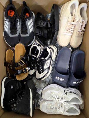 The photo shows a package with footwear in the category CSU.