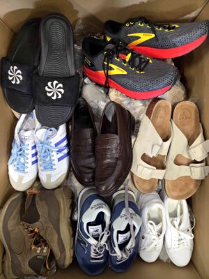 The photo shows a package with footwear in the category CSU.