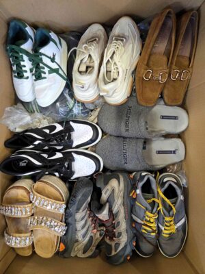 The photo shows a package with footwear in the category CSU.