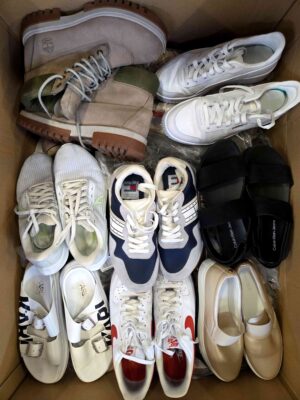 The photo shows a package with footwear in the category CSU.