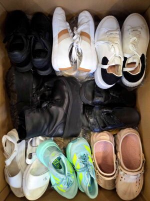 The photo shows a package with footwear in the category CSU.