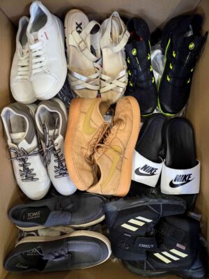 The photo shows a package with footwear in the category CSU.