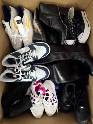 The photo shows a package with footwear in the category SH.