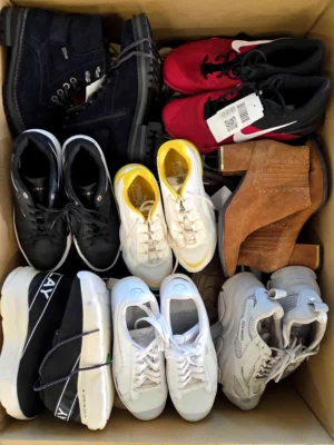 The photo shows a package with footwear in the category SH.