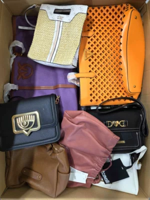 The picture shows a package with accessories in the category HB.