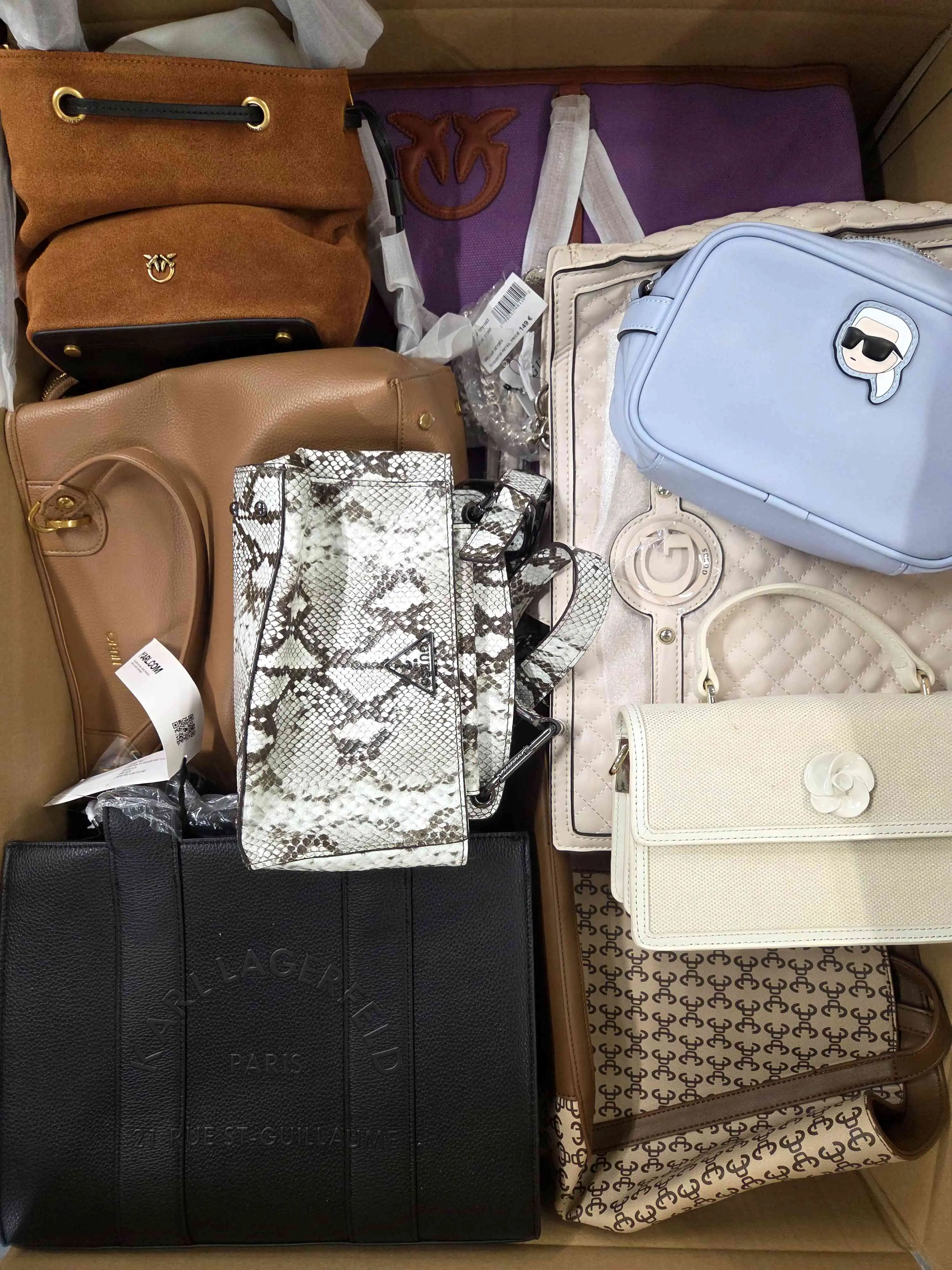 HB116 3 The picture shows a package with accessories in the category HB.