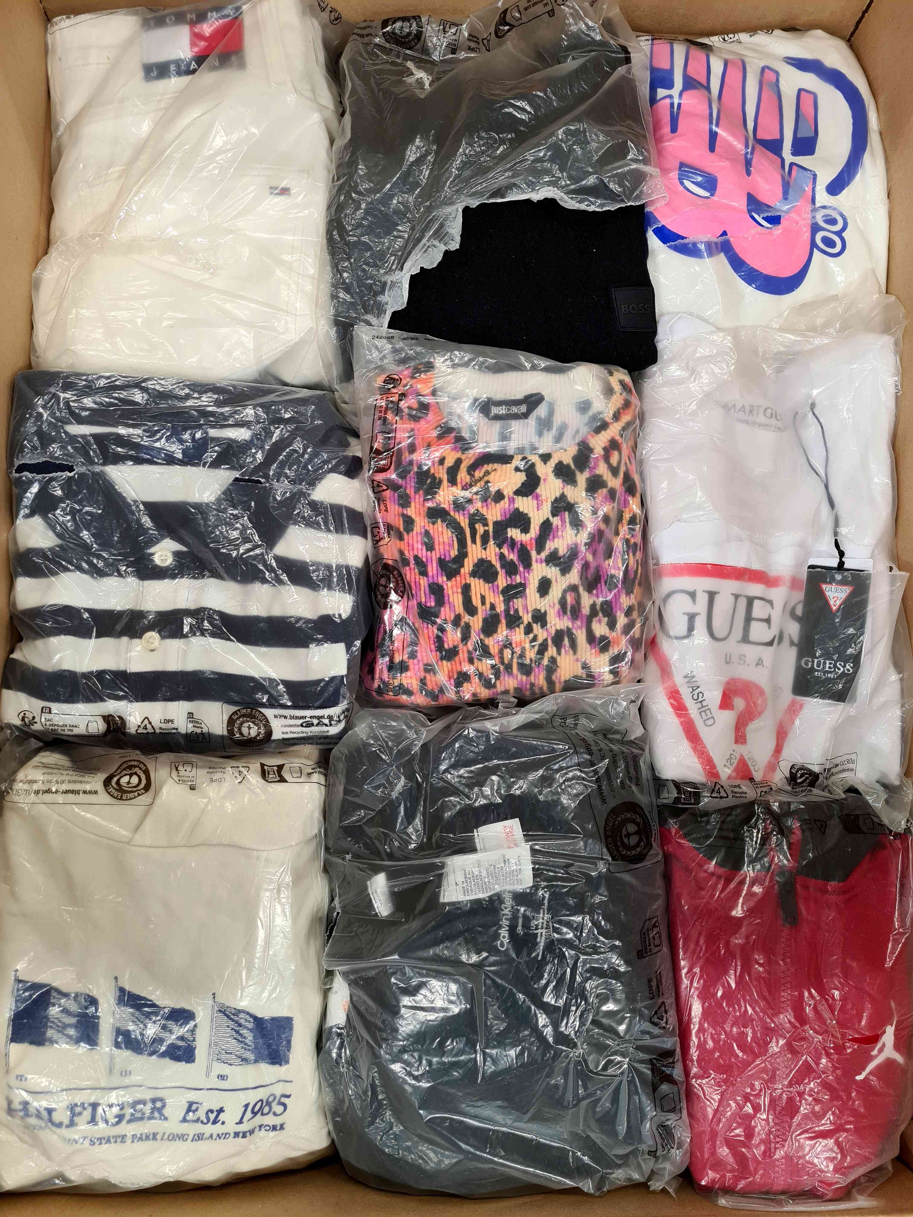 D1233 3 The photo shows a package with clothing in the category D.