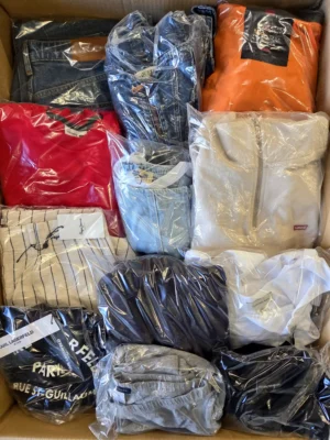 The photo shows a package with clothing in the category C.
