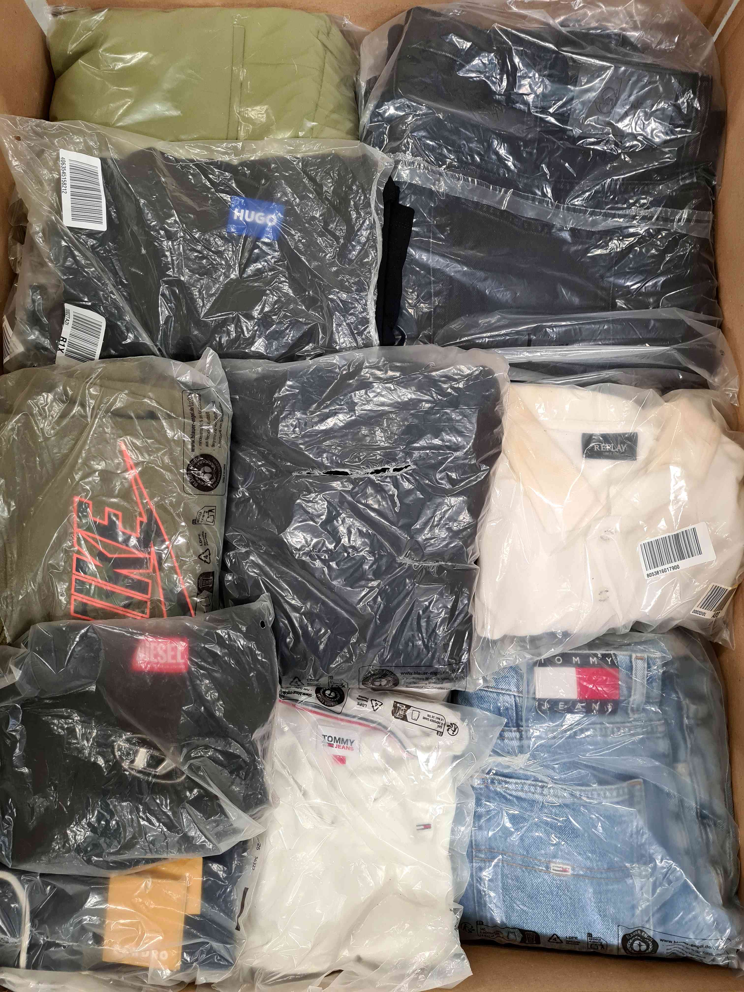 D1249 3 The photo shows a package with clothing in the category D.