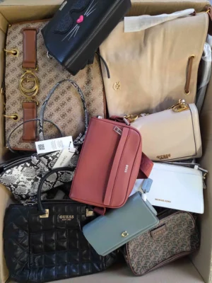 The picture shows a package with accessories in the category HB.