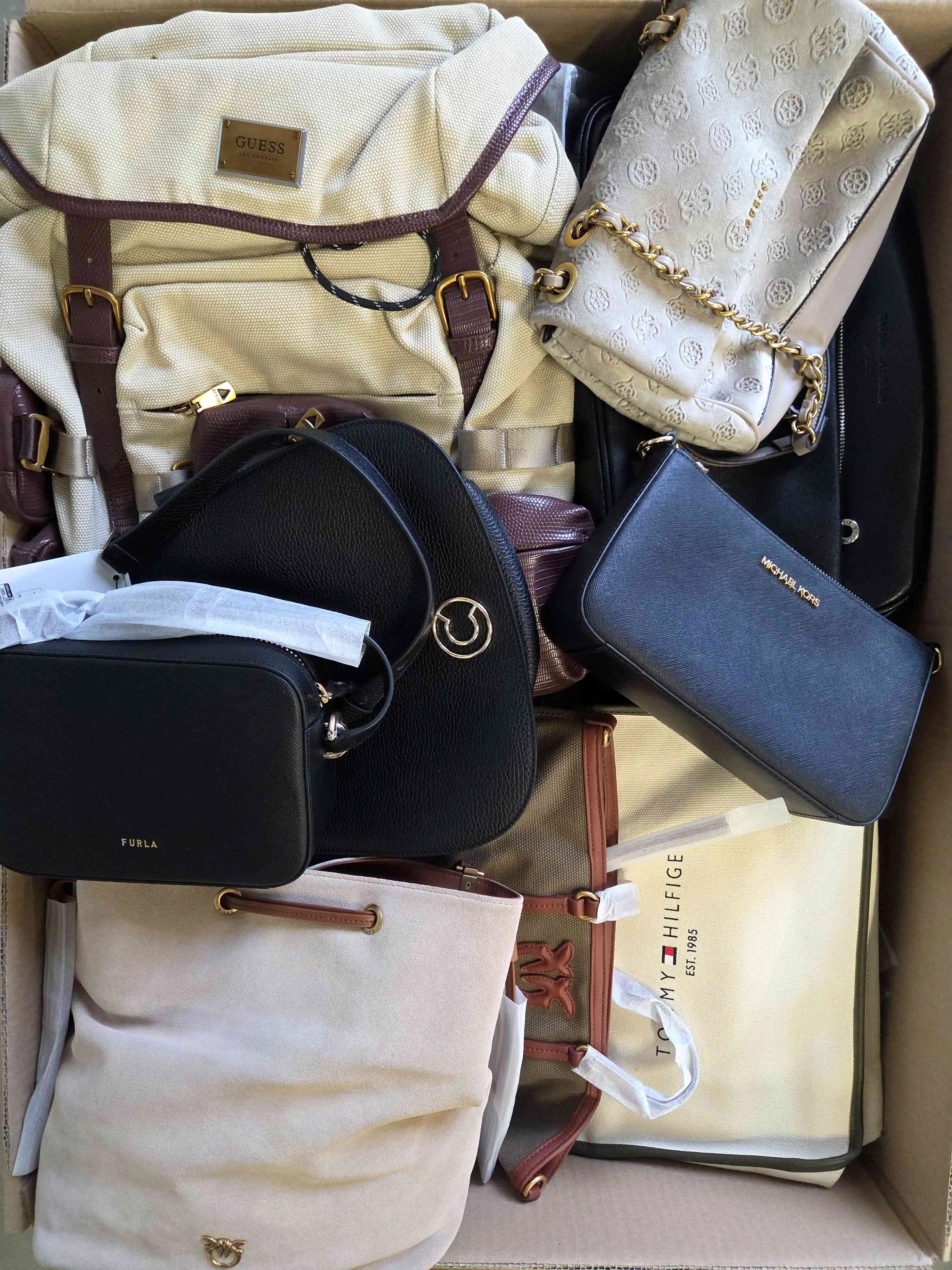 HB125 3 The picture shows a package with accessories in the category HB.