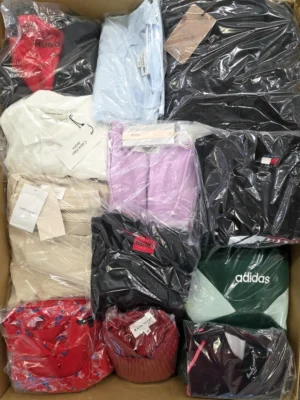 The photo shows a package with clothing in the category C.