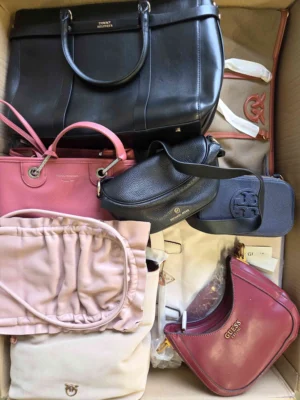 The picture shows a package with accessories in the category HB.