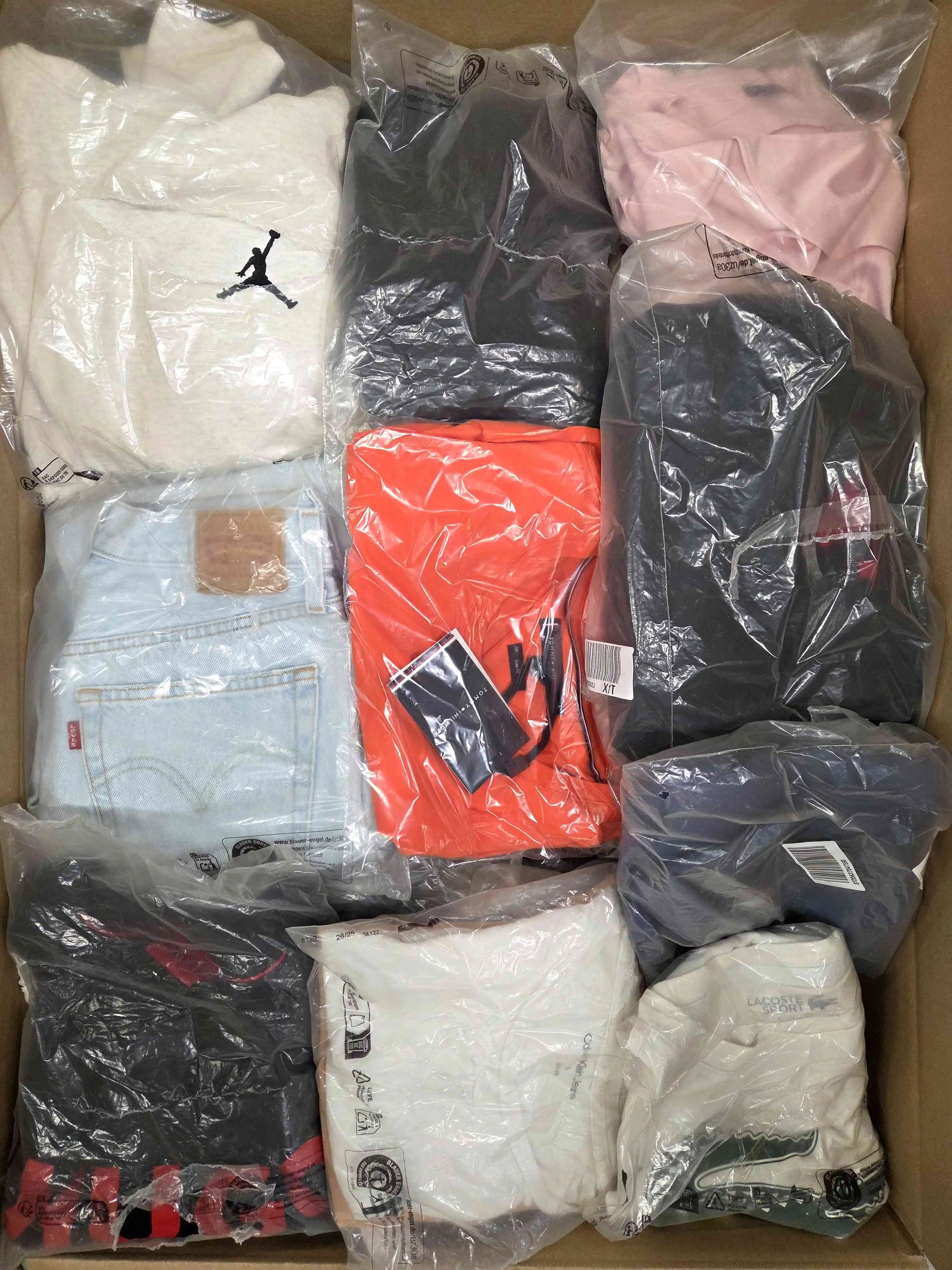 D1281 3 The photo shows a package with clothing in the category D.