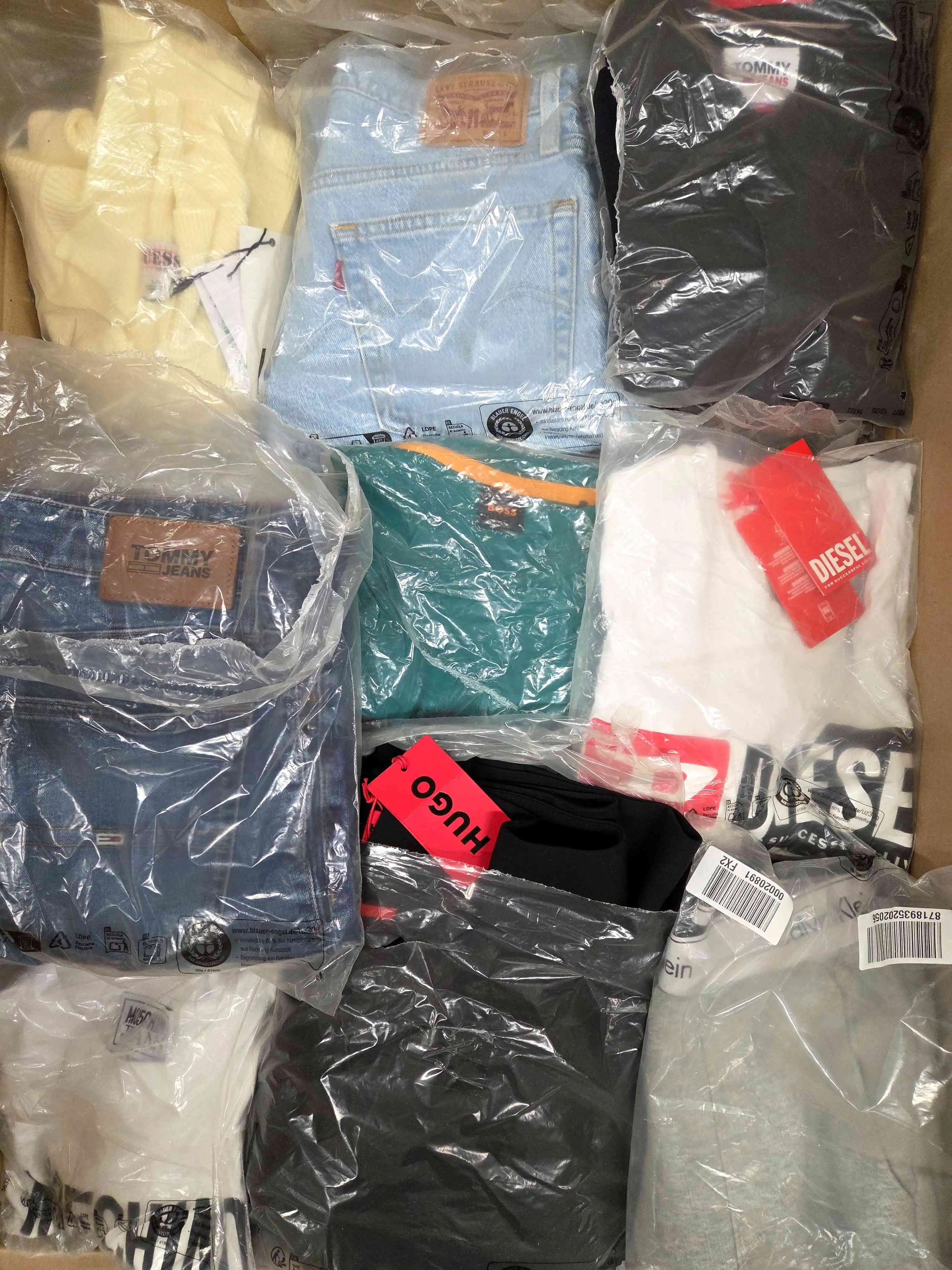 D1283 3 The photo shows a package with clothing in the category D.