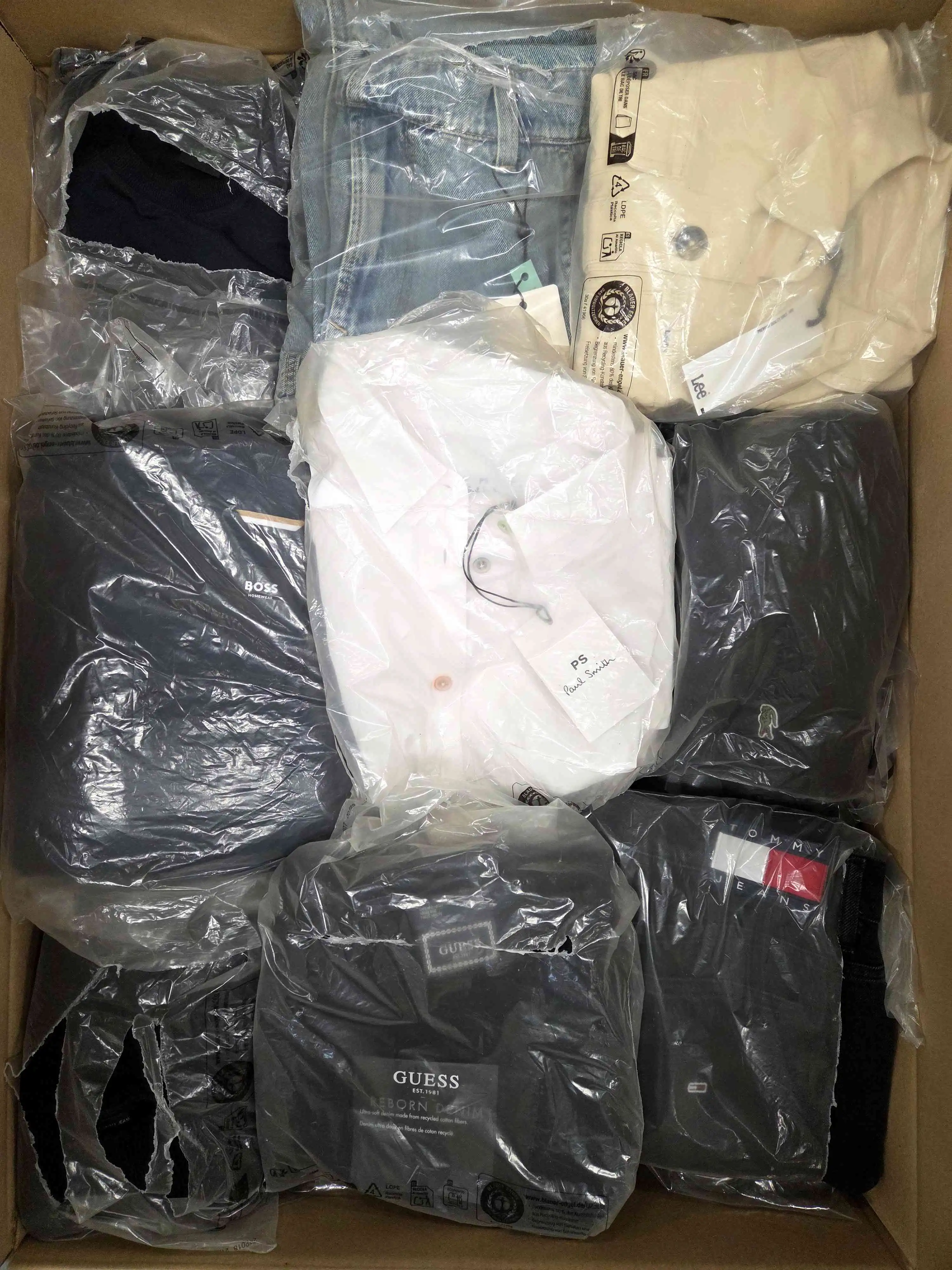 D1284 3 The photo shows a package with clothing in the category D.